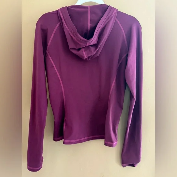 Mountain Hardware Buttery Top Base Layer with Hood and Thumb Holes Burgandy Yoga - Picture 5 of 13